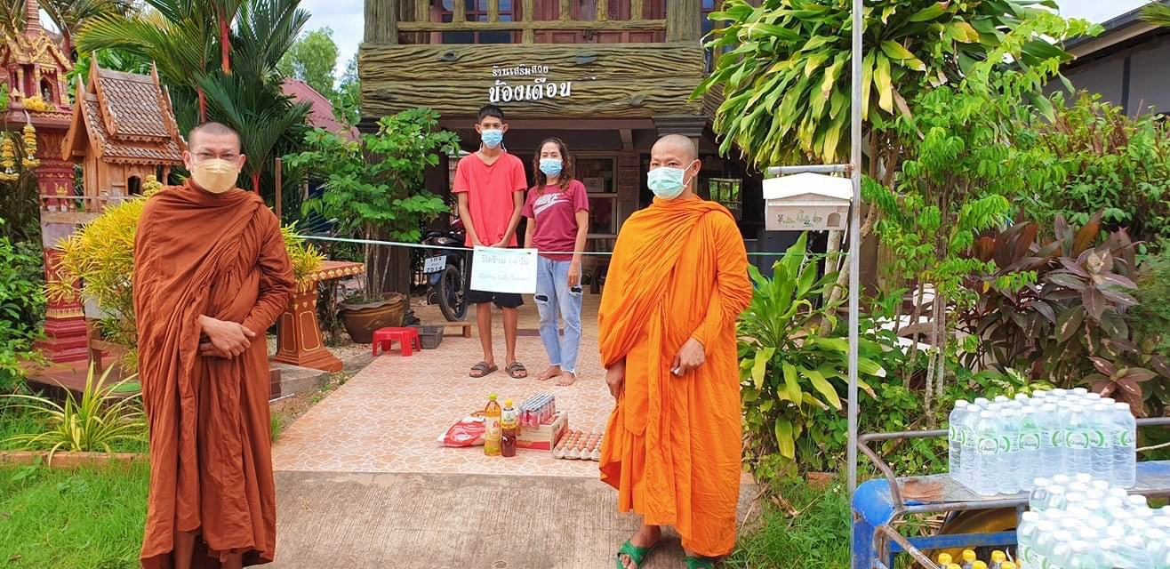 พระครูกาชาดเจ้าอาวาสวัดประดู่หอม เดินหน้าแจกสิ่งของจำเป็นชาวบ้านกักตัว