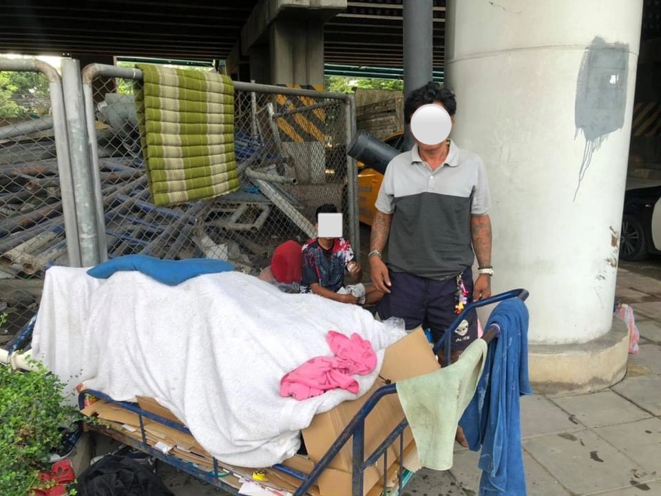 ตำรวจ191เข้าช่วยเหลือชายเร่ร่อนกรีดคอใต้สะพานลอยแยกสุทธิสาร