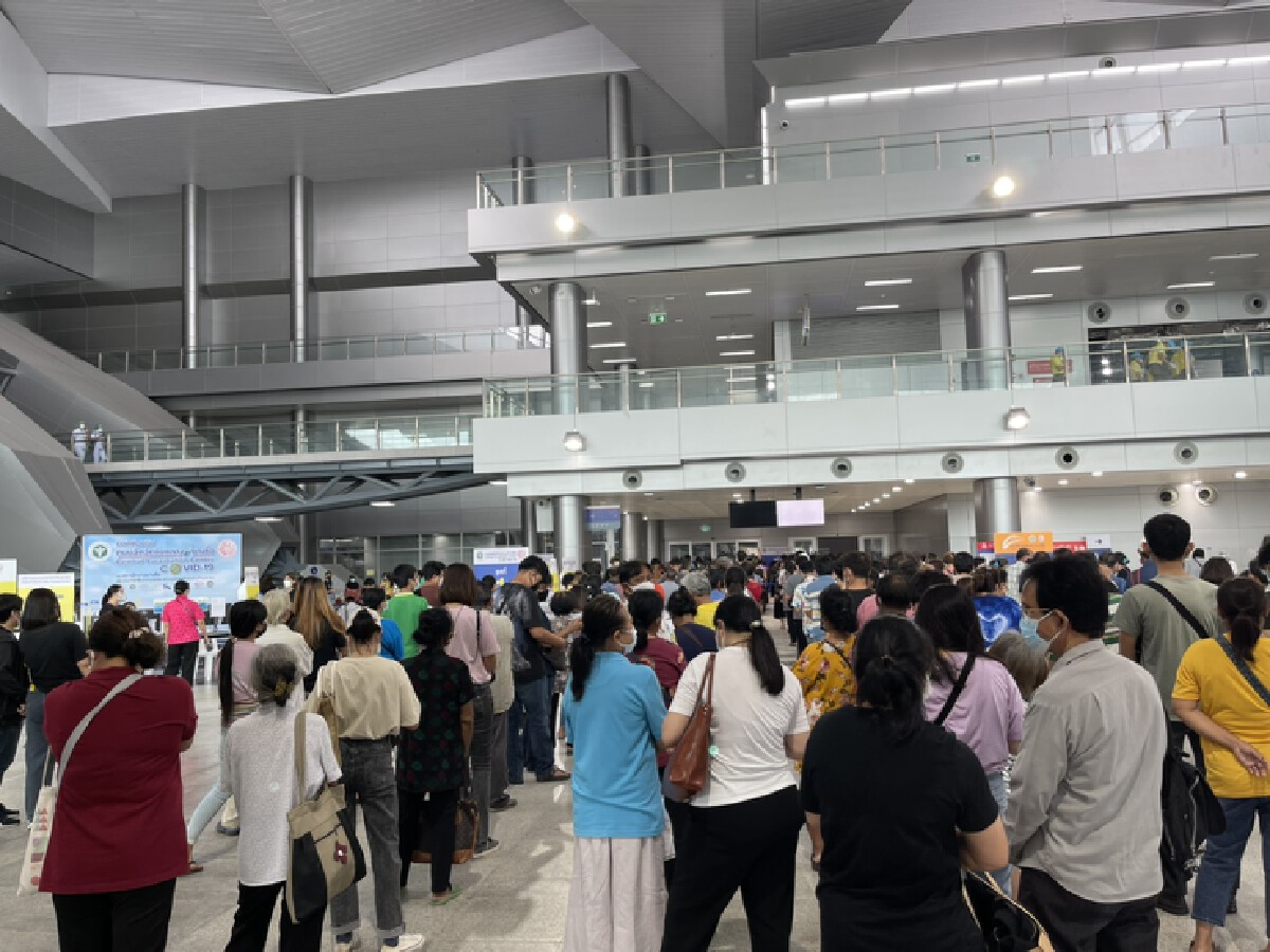 บรรยากาศผู้มารอฉีดวัคซีนที่สถานีกลางบางซื่อ