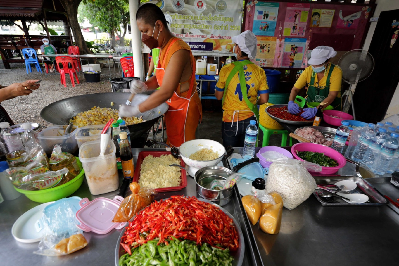 กองหนุนแนวหลัง "พระ-ชาวบ้าน" ส่งเสบียงทัพหน้าสู้โควิด19