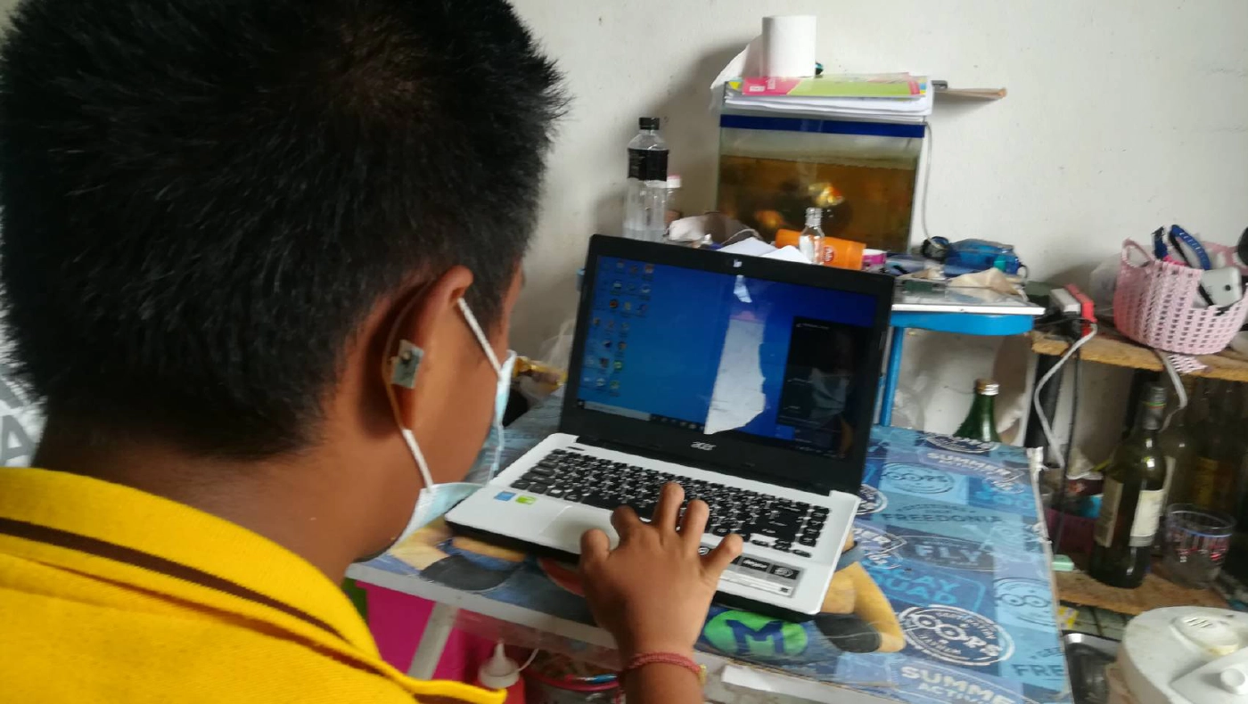 ครูใจดีช่วยเด็กนักเรียนไร้มือถือนำโน้ตบุ๊คมาให้ใช้เรียนออนไลน์