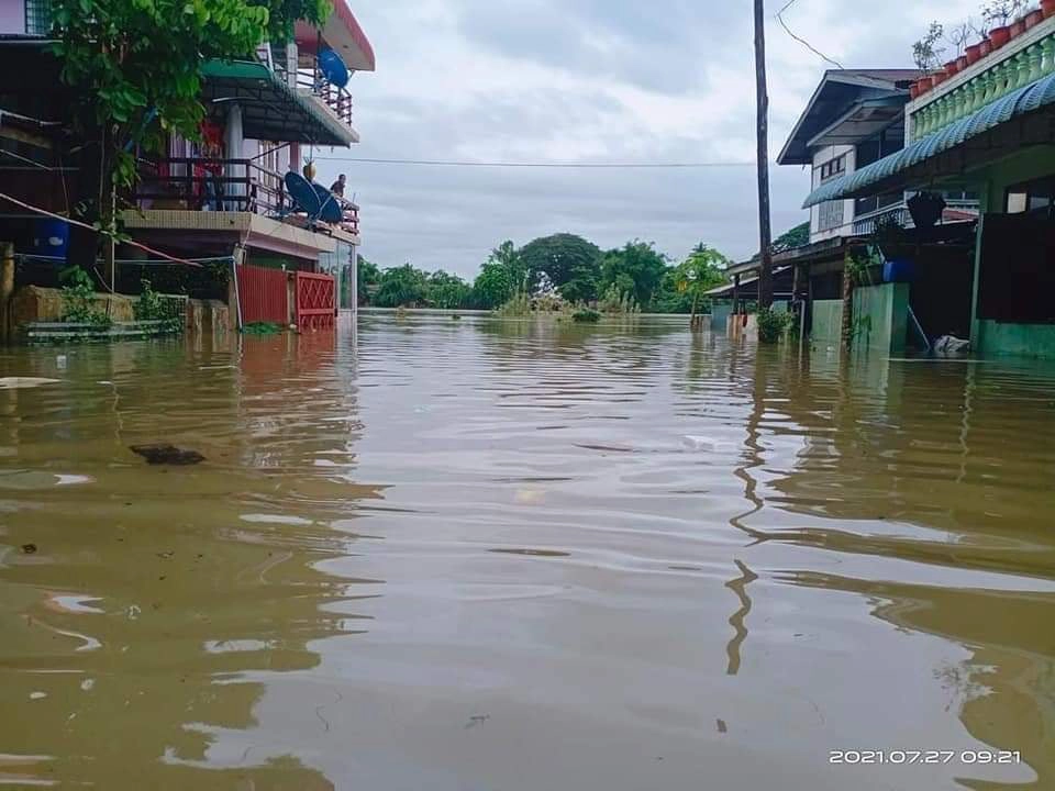 แม่ค้าตลาดริมเมย อ.แม่สอด ขนของหนีน้ำ-ชาวเมียนมาอ่วมหนัก