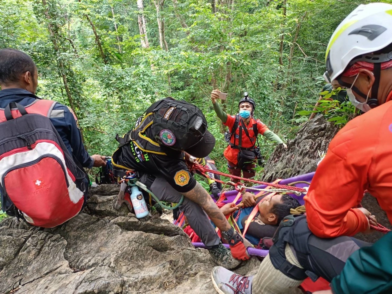 ระดมกำลัง 50 ชีวิตช่วยหนุ่มติดเขาสันกาลาคีรีสำเร็จเร่งนำตัวส่ง รพ.