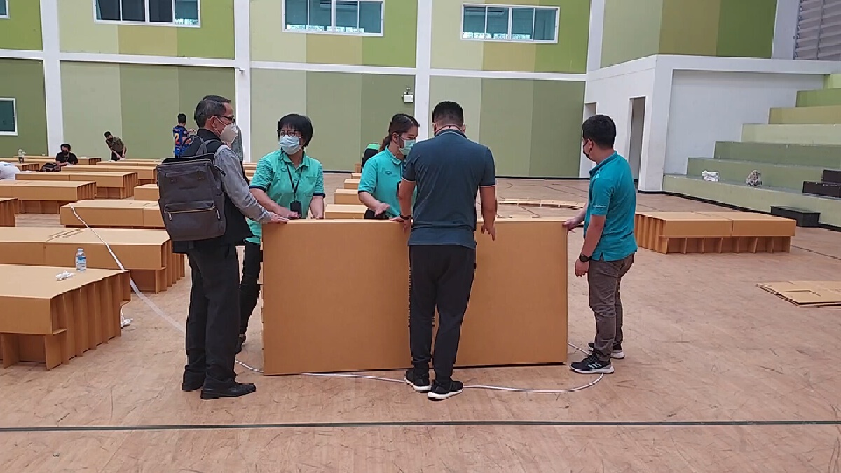 “แม่สอด”เร่งติดตั้งเตียงกระดาษ-รองรับผู้ป่วยสีเขียว