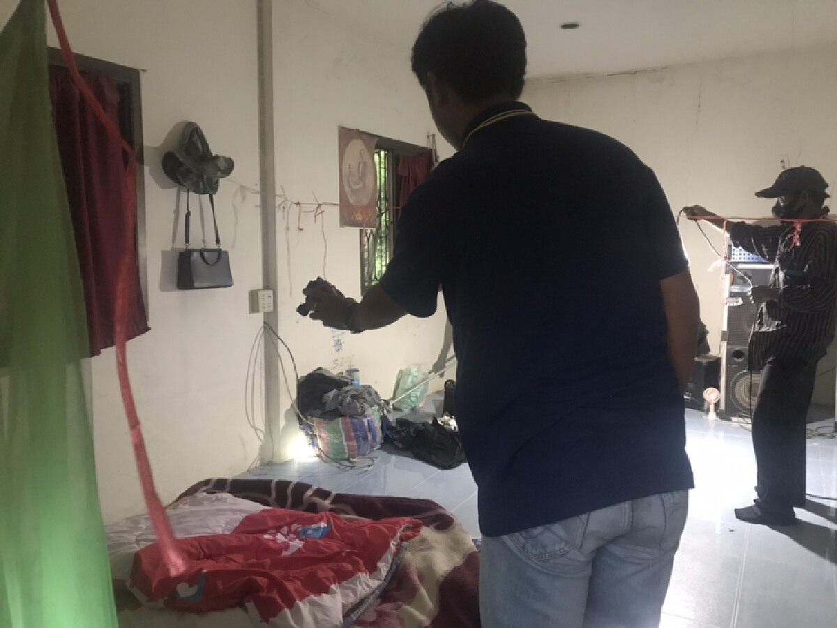 ชาวบ้านผวางูเห่าซุกใต้ที่นอน แจ้งกู้ภัยจับไปปล่อยคืนสู่ธรรมชาติ