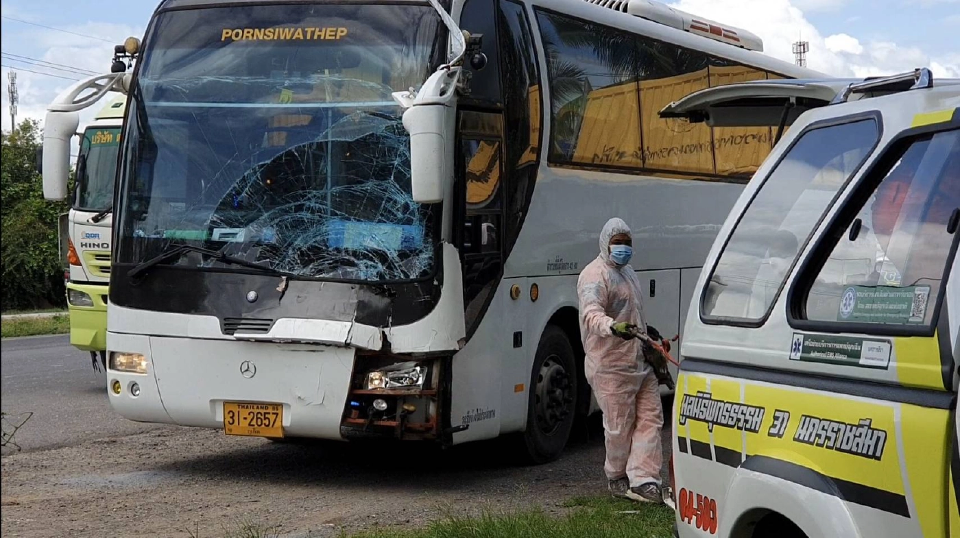 รถบัสขนผู้ป่วยโควิดกชนท้ายรถพ่วง กู้ภัยใส่ชุด PPE วิ่งรับส่งต่อกันวุ่น