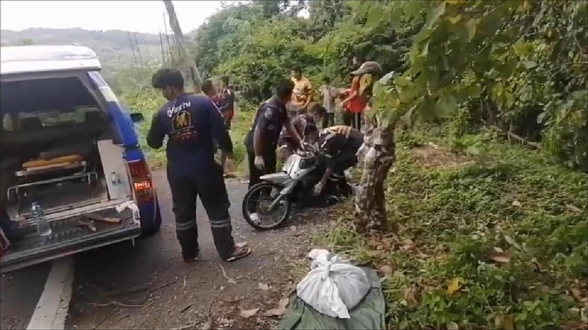 เจ้าหน้าที่การเก็บกู้ร่างนายชอบ จำปาทอง  ขึ้นมาจากเหว