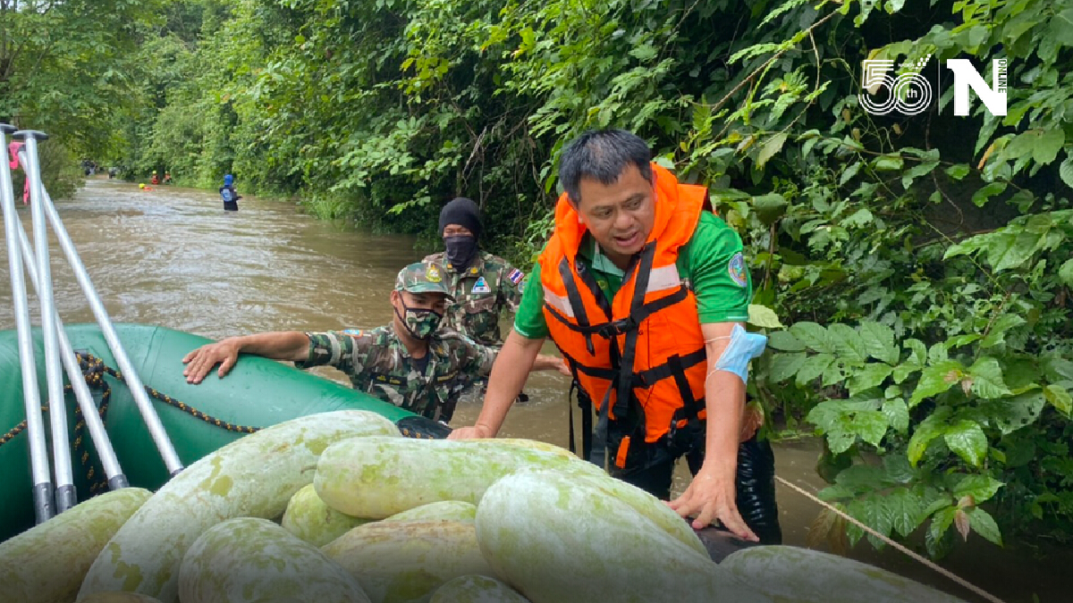 ลุยน้ำท่วมช่วยชาวบ้าน "บางกลอย" หลังฝนเทลงมา ทำน้ำท่วมสูง 1.5 เมตร