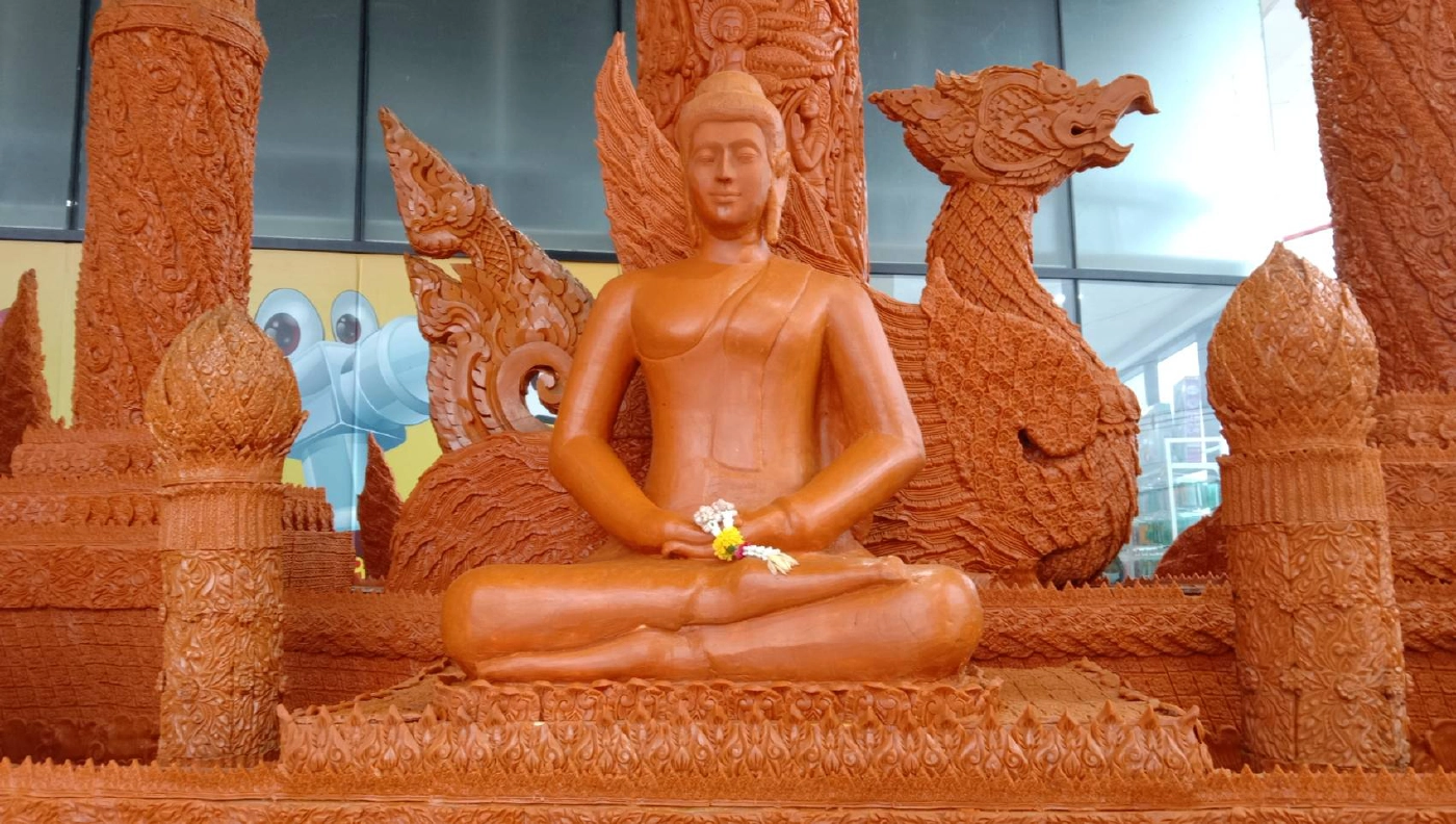 เทียนพรรษาวัดเดิม อ.พิมาย จอดโชว์หน้าห้างหลังถูกยกเลิกขบวนแห่เพราะโควิด