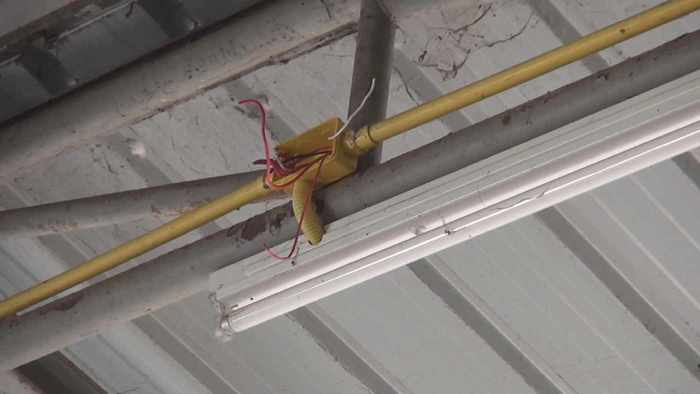 ชาวบ้านสาปแช่งโจรย่องลักตัดสายไฟฟ้าศาลาพักศพข้างเมรุในวัด