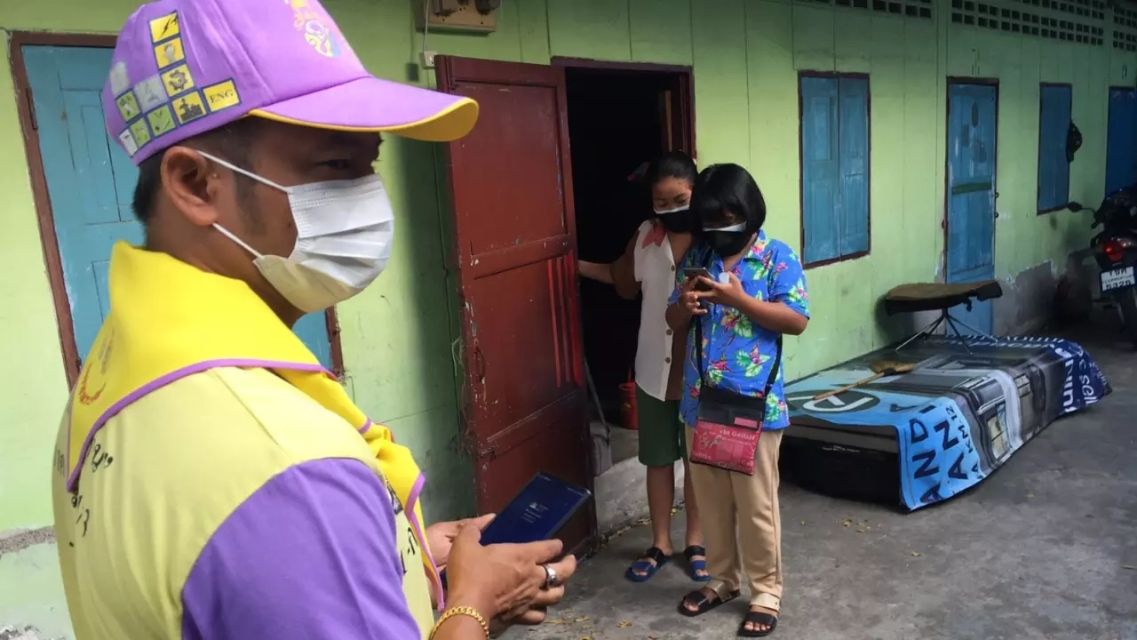 ร.10ทรงรับ2พี่น้อง นักเรียนในพระบรมราชานุเคราะห์