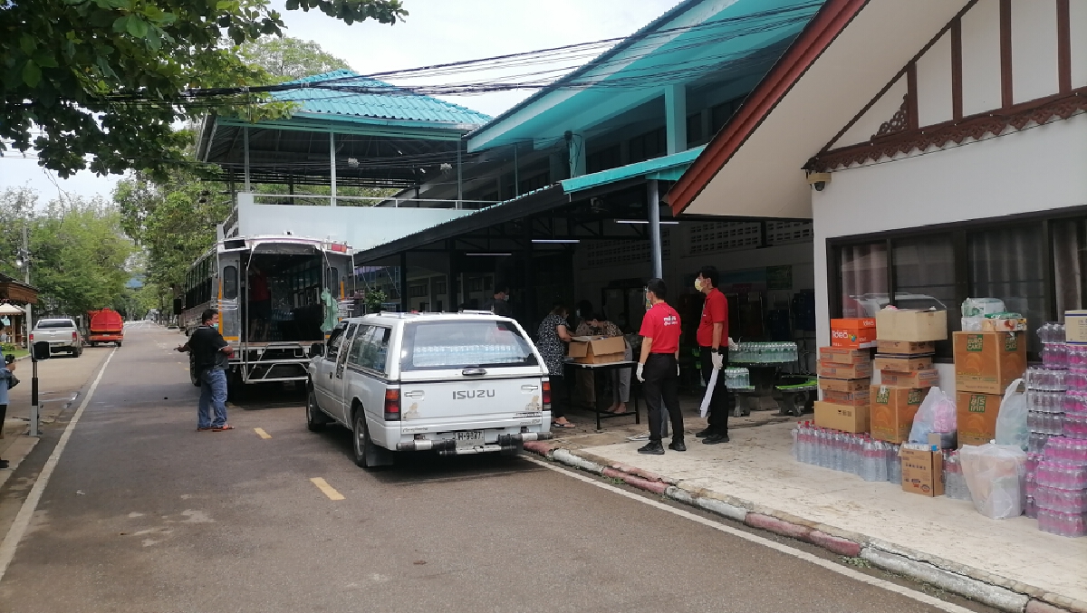 ชาวลำปางไม่ทิ้งกันแห่บริจาคอาหารให้นักเรียนติดโควิด