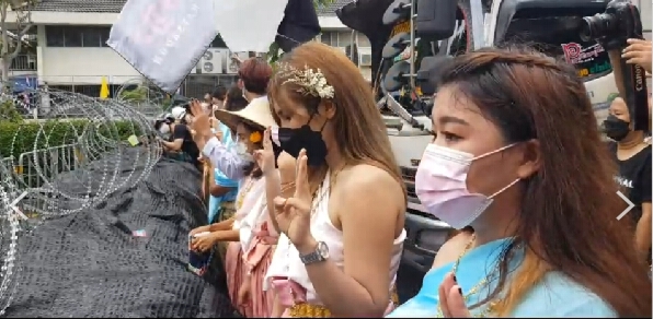 ม็อบยุติการชุมนุมแล้ว ไผ่ ดาวดิน ลั่น วันหน้าสัญญาว่าจะไปไกลกว่าวันนี้
