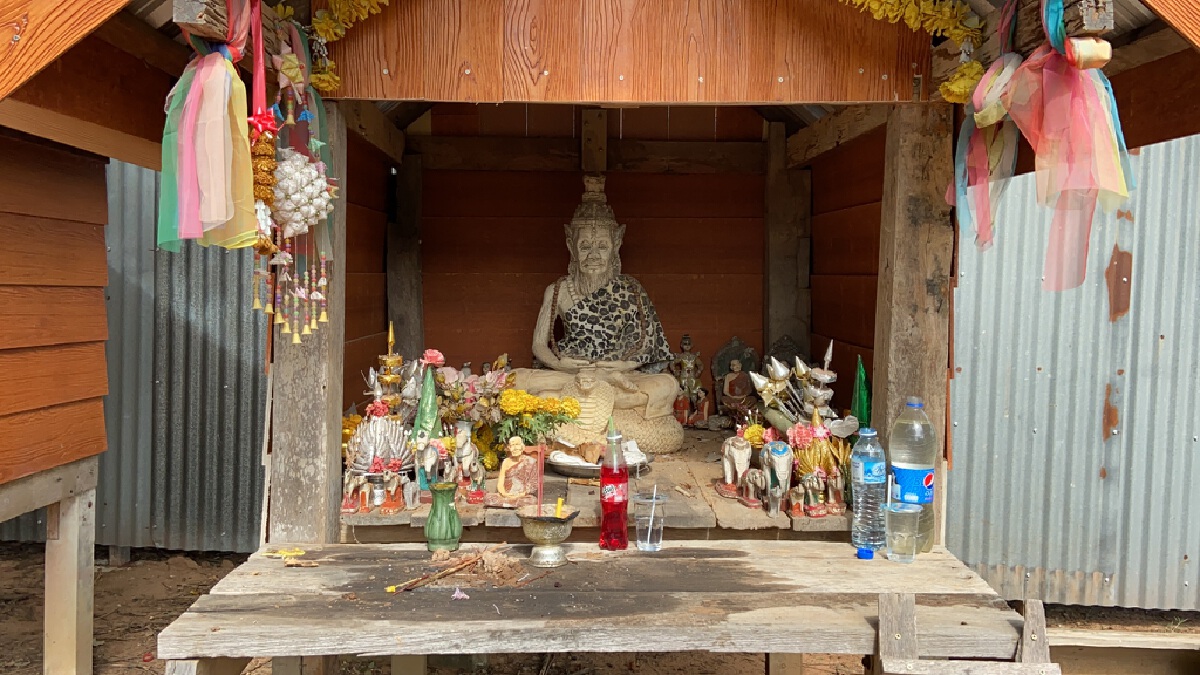 ปู่ฤาษีเข้าฝันเจ้าอาวาสบอกจะให้ของดีขุดดินหน้าปราสาทเจอหินประหลาด