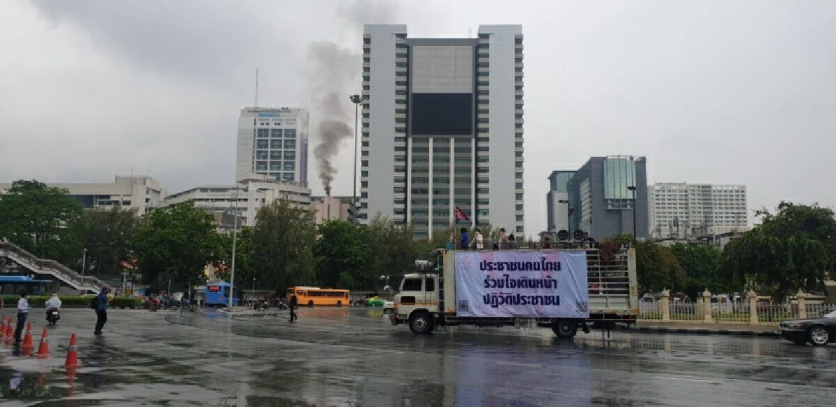 จนท.ช่วยดับเพลิงเหตุไฟไหม้ตึกสิรินธร โรงพยาบาลราชวิถี