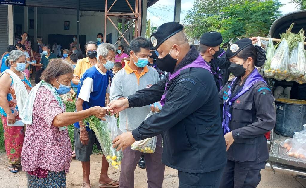 ทหารพรานปันสุข นำผลผลิตการเกษตรใส่รถพุ่มพวงแจกชาวบ้าน