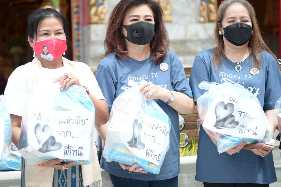 “เยาวเรศ ชินวัตร” มอบถุงยังชีพช่วยผู้ป่วยโควิด ทำบุญวันเกิดทักษิณ