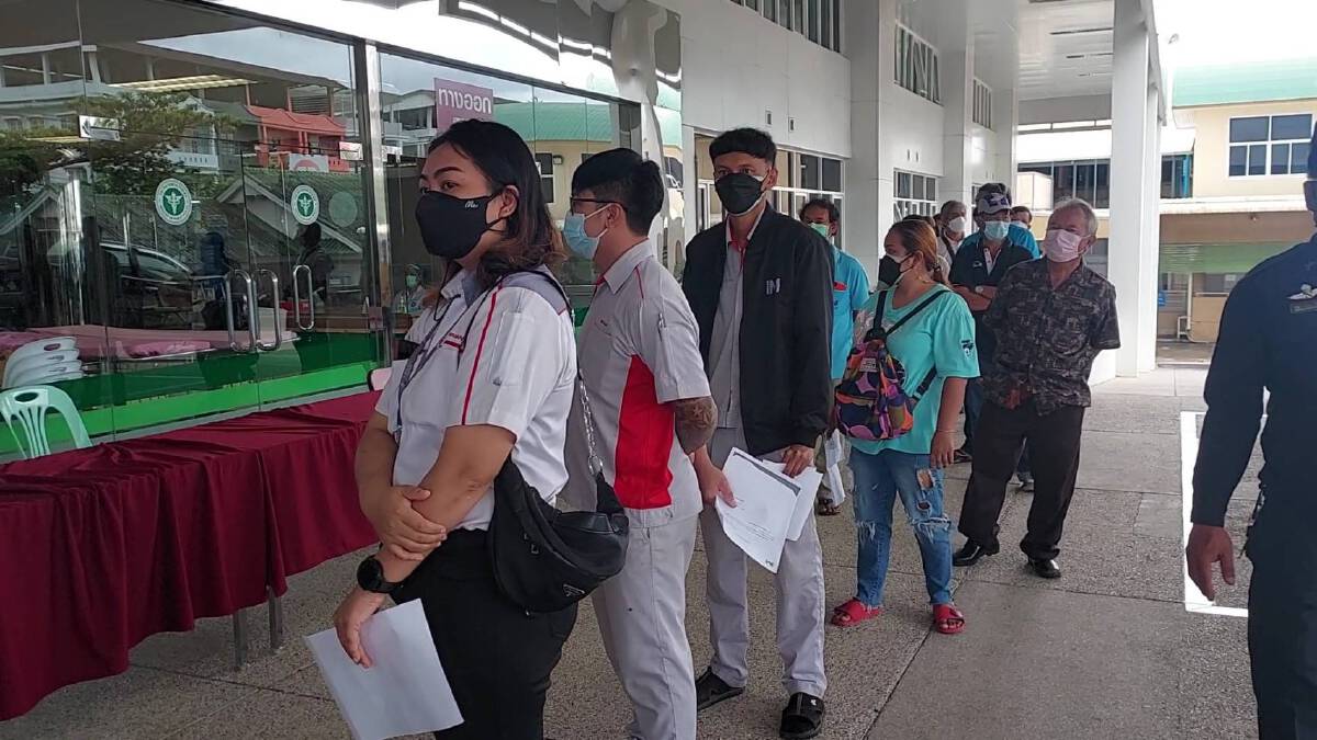 ชาวแม่สอดแห่ฉีดวัคซีนสลับชนิดป้องกันโควิดระบาดหนัก