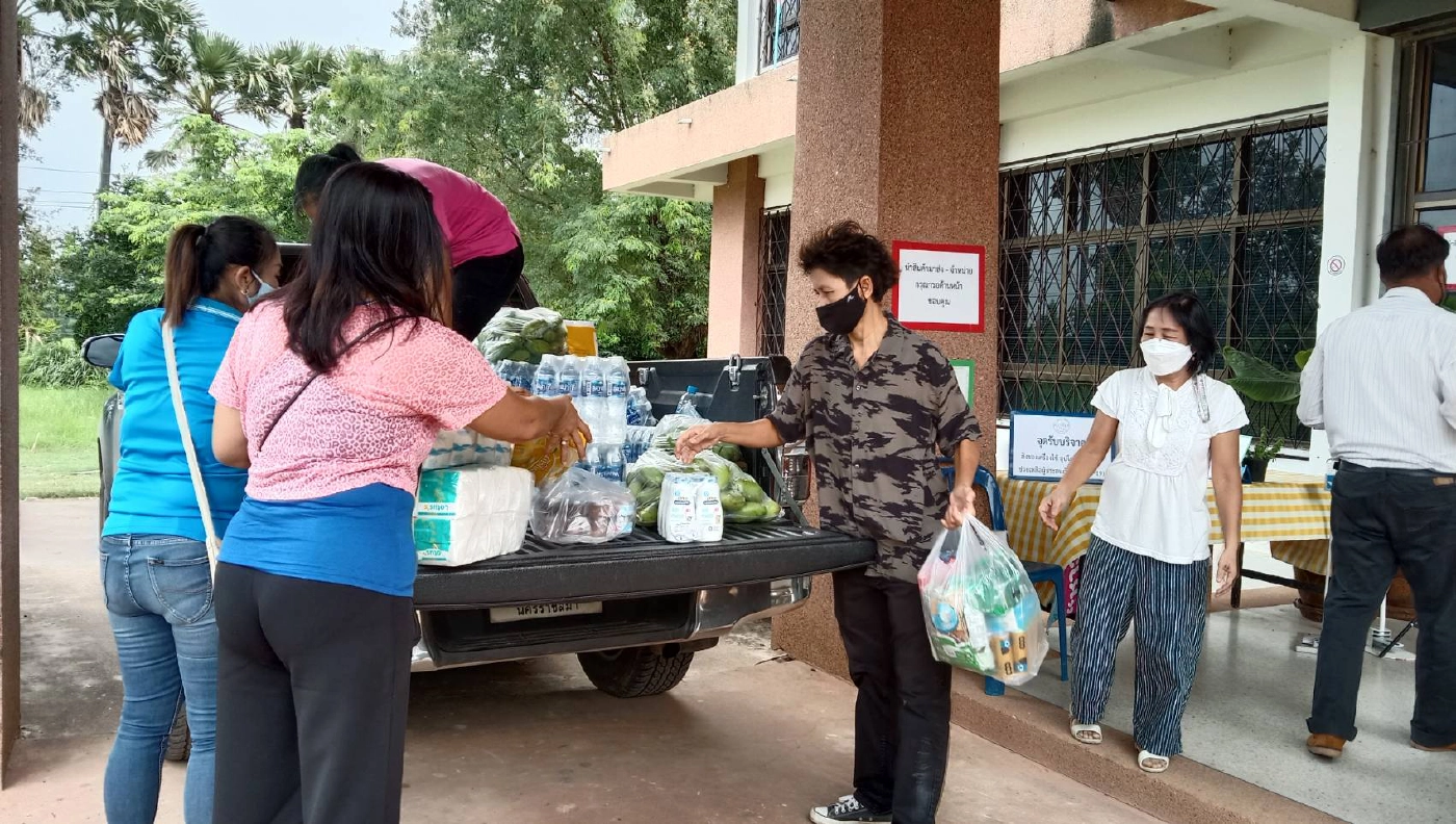 ศิษย์เก่าโรงเรียนบัวใหญ่ นำข้าวสารอาหารแห้ง มอบช่วยเหลือผู้ถูกกักตัว