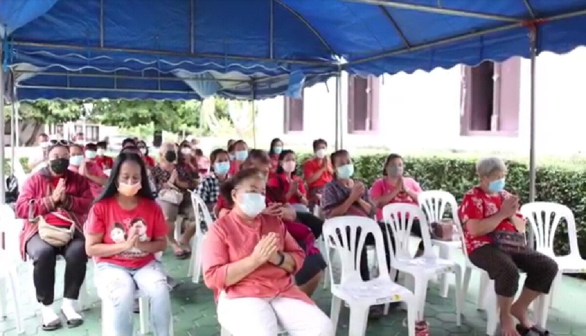 ผู้นำฝ่ายค้านนำทีมส.ส.เพื่อไทยสายเหนือ เป่าเค้กอวยพร "ลุงโทนี่"