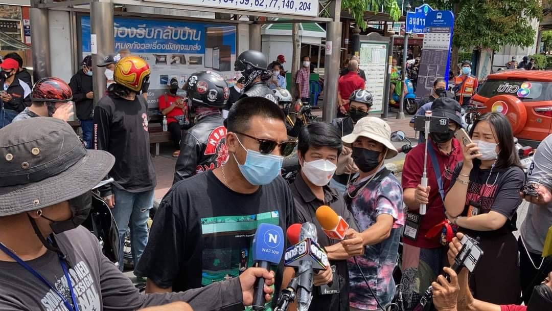 มวลชนหมู่บ้านทะลุฟ้า ร่วมขบวนบิ๊กไบค์ มุ่งทำเนียบรัฐบาลไล่นายกฯ