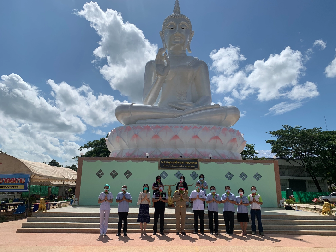 มอบดอกไม้ต้อนรับคณะหมอ-พยาบาล มาปฏิบัติงานที่รพ.สนาม