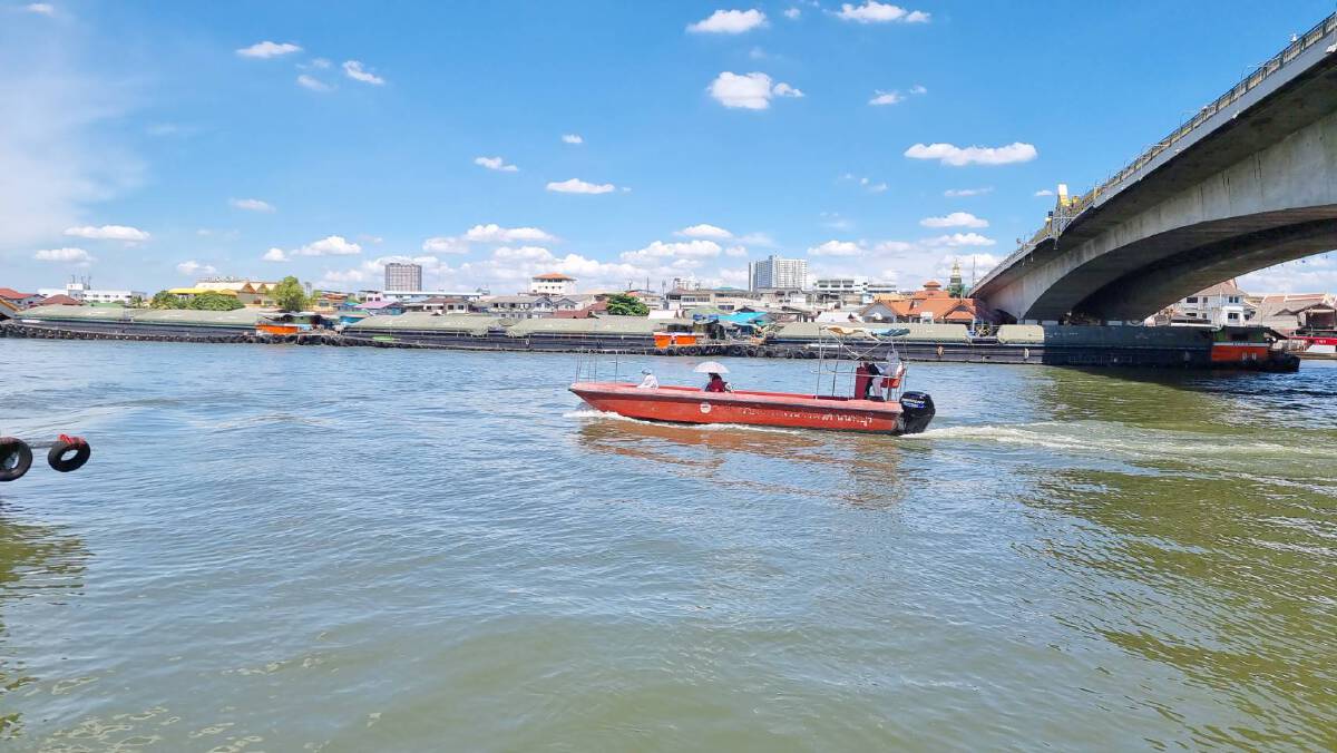 นายกอบต.สวมบทคนขับเรือ  พาลูกบ้านติดเชื้อโควิด-19ส่งขึ้นฝั่งไปรักษารพ.