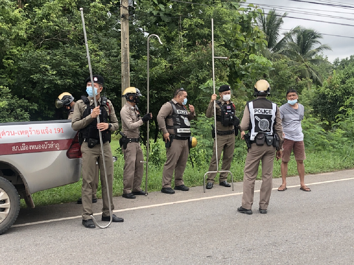 ออกไประงับเหตุชายเมายาคลุ้มคลั่งตำรวจบาดเจ็บถูกมีดฟันศีรษะ