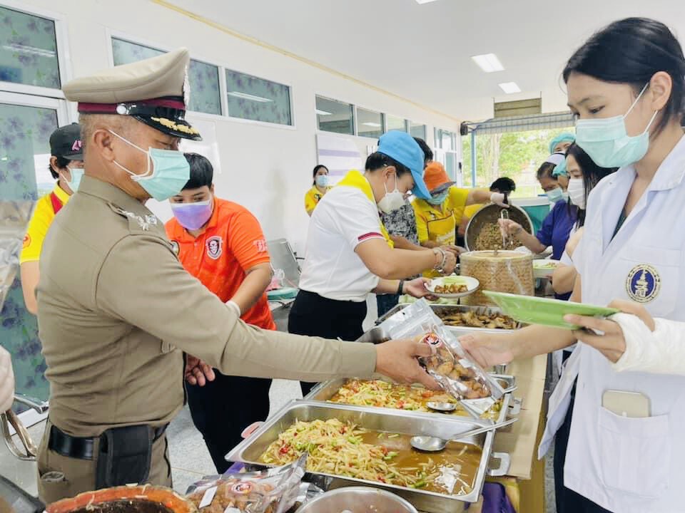 ตำรวจวังน้ำเขียวจัดเมนูอีสาน เลี้ยง หมอและพยาบาล เติมใจสู้โควิด