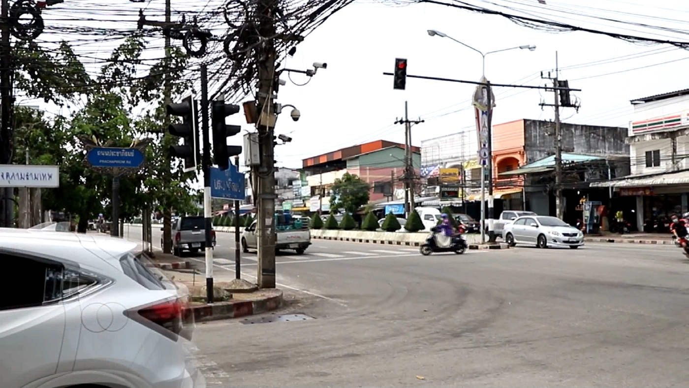 หนีกันจ้าละหวั่น!! ควายหลุดไล่ขวิดคนกลางสี่แยกเมืองนราธิวาส