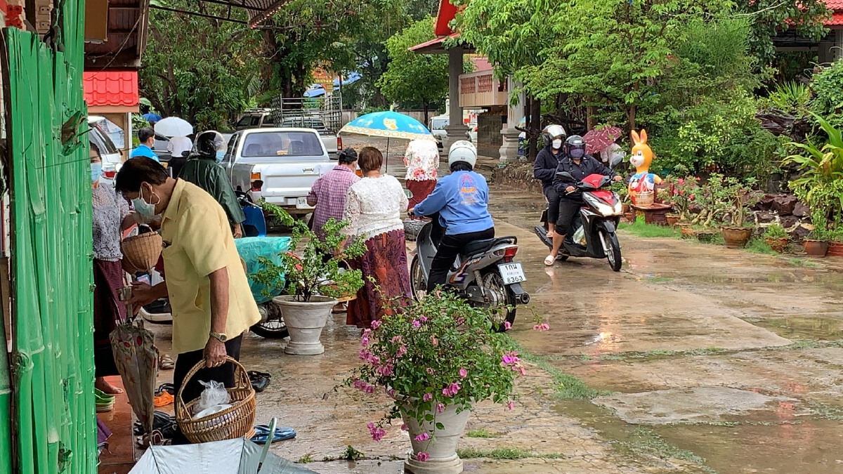 ปชช.แห่ทำบุญวันอาสาฬหบูชาท่ามกลางสายฝน พร้อมปฏิบัติตามมาตรการโควิด