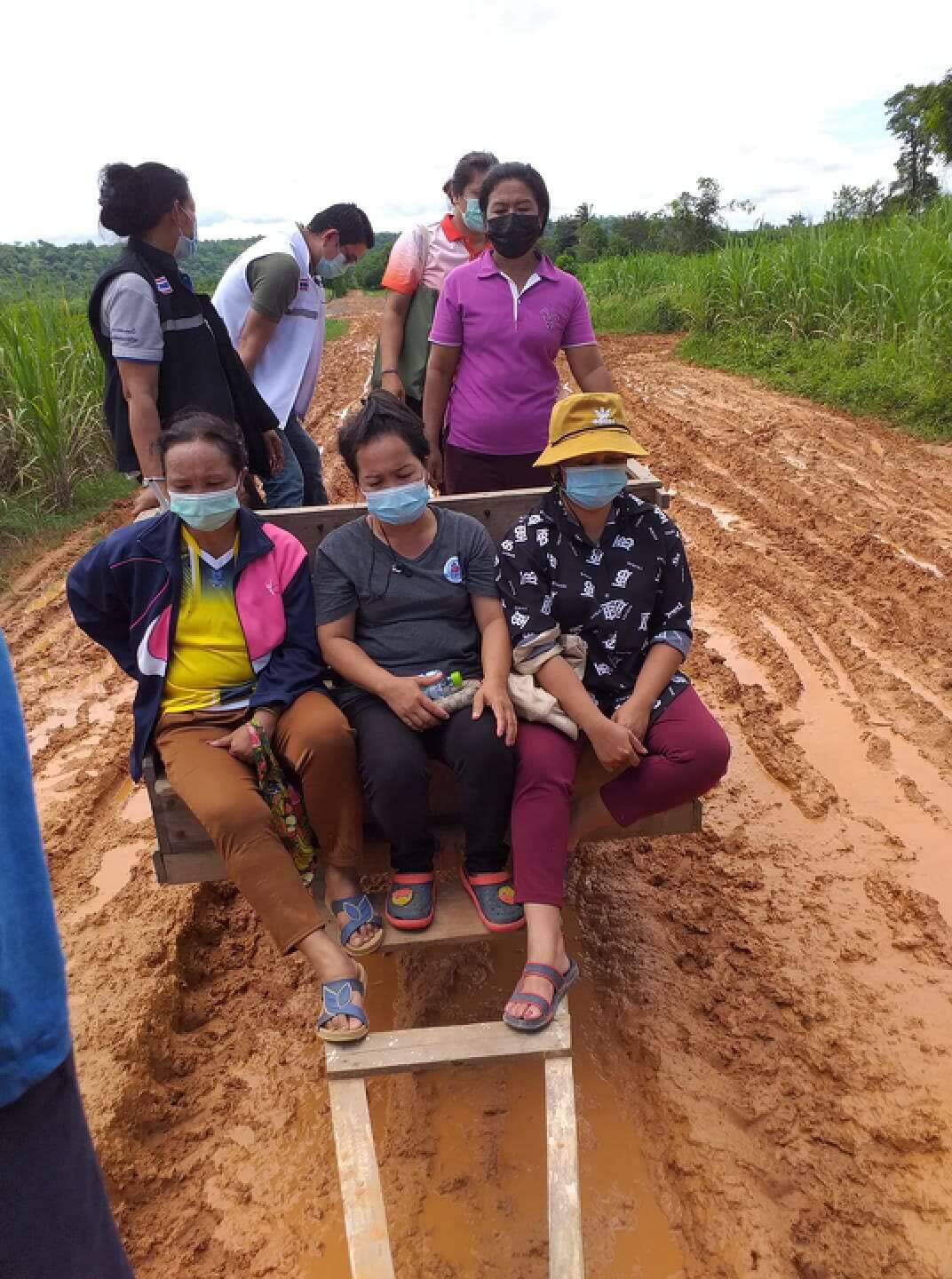 แห่แชร์ให้กำลังใจจนท.นั่งรถไถนาฝ่าถนนลูกรังรับผู้ป่วยติดโควิด