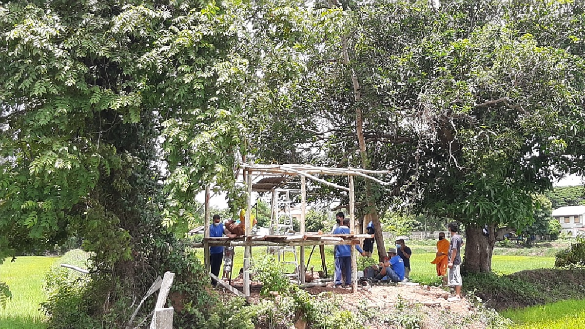 ชาวบ้านร่วมแรงร่วมใจสร้างเถียงนากักตัวกลุ่มเสี่ยงโควิด