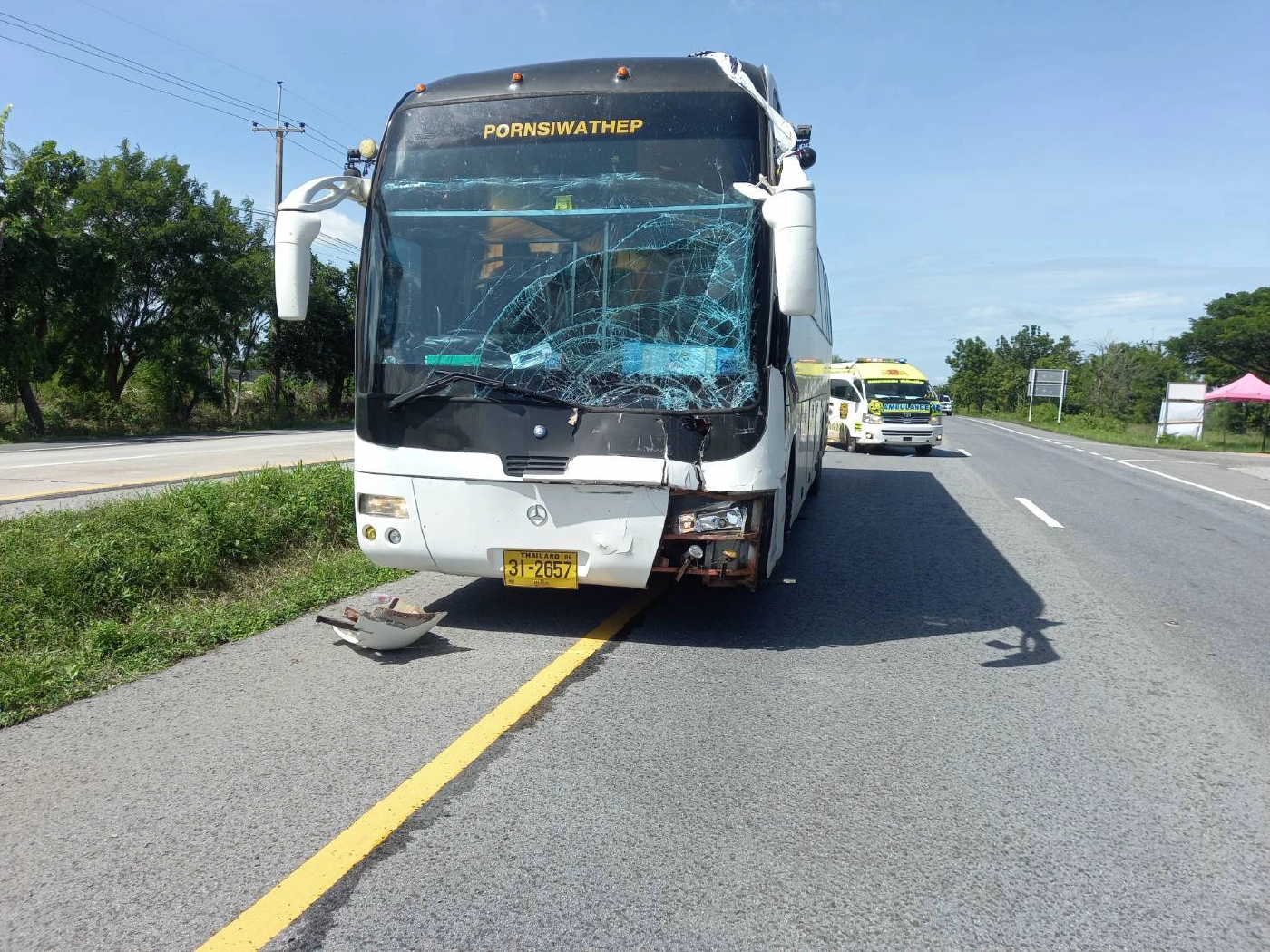 รถบัสขนผู้ป่วยโควิดกชนท้ายรถพ่วง กู้ภัยใส่ชุด PPE วิ่งรับส่งต่อกันวุ่น
