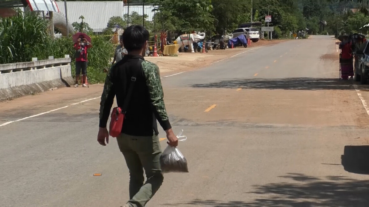 จนท.ป่าไม้ เก็บตัวอย่างดินลานพญานาคบ้านลุงพลเพื่อเรียกค่าเสียหาย