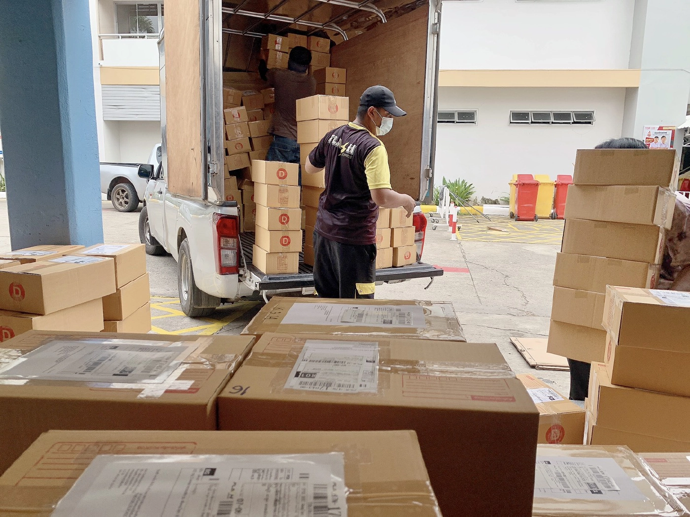 ร.ร.อนุบาลโรจนวิทย์ ลดภาระผู้ปกครอง-ส่งหนังสือเรียนถึงบ้านเด็ก