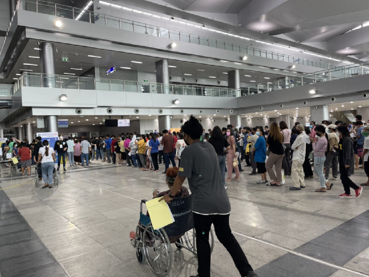 บรรยากาศผู้มารอฉีดวัคซีนที่สถานีกลางบางซื่อ