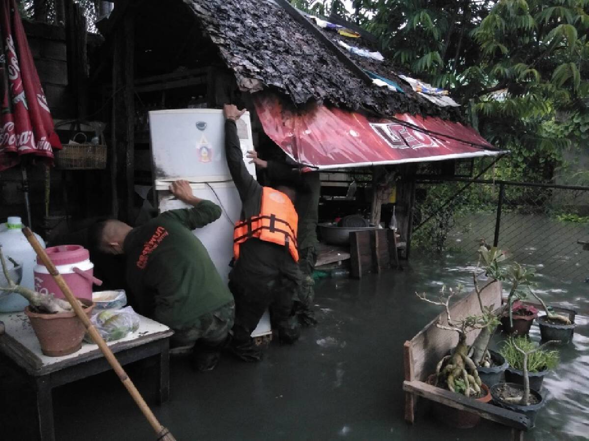 ฝนกระหน่ำทั้งวันทั้งคืนแม่ค้าริมเมยเร่งย้ายของหนีน้ำทะลัก 