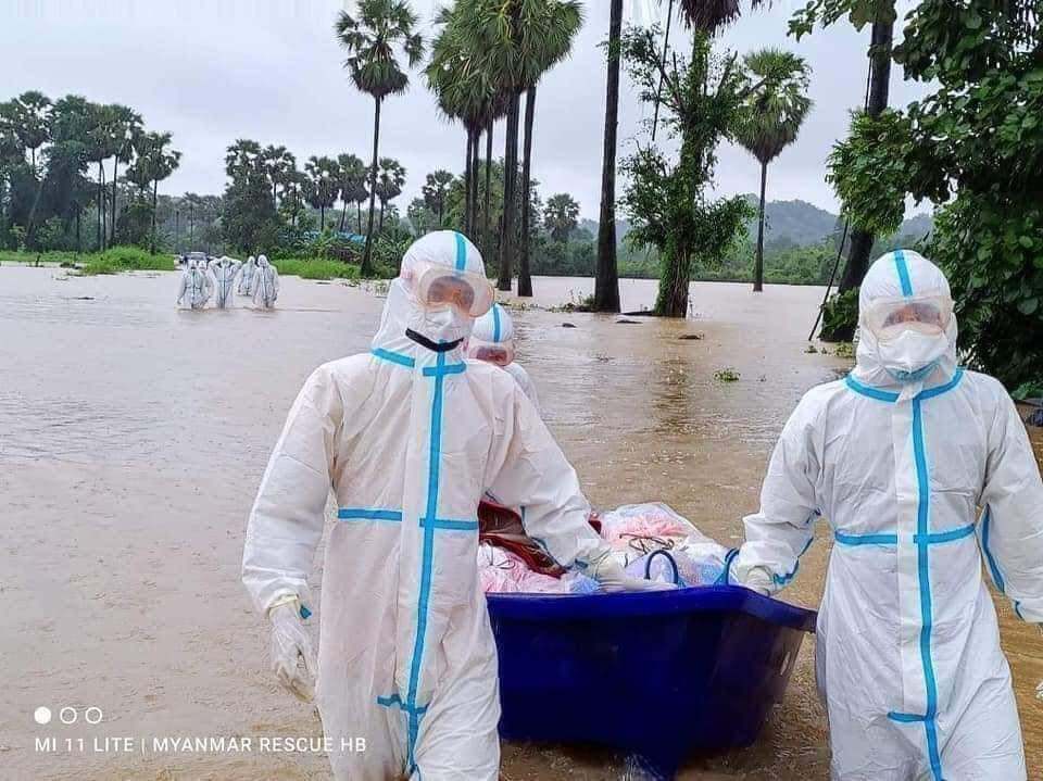 น้ำท่วมเมียวดีอ่วมหนัก-ล่องเรือดูแลผู้ป่วยโควิด