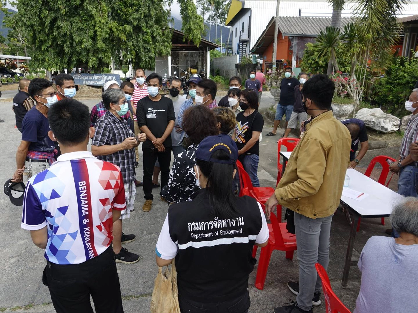 ชาวสวนเมืองคอนรวมตัวแต่งดำยื่นผู้ว่าฯ แก้ปัญหาราคามังคุดตกต่ำ