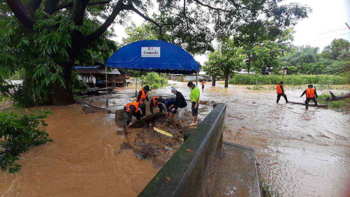ฝนกระหน่ำทั้งวันทั้งคืนแม่ค้าริมเมยเร่งย้ายของหนีน้ำทะลัก 
