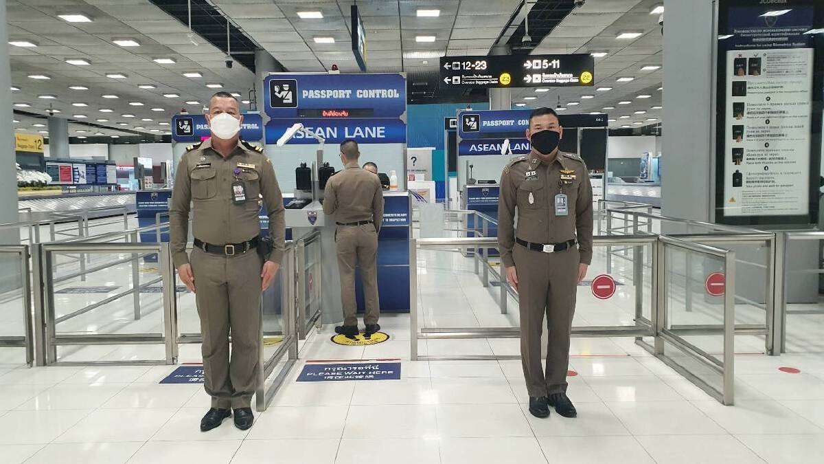 สตม.แจง พบเจ้าหน้าที่ติดโควิดบ้าง แต่ไม่รุนแรง เพราะฉีดวัคซีนครบ 2 เข็ม