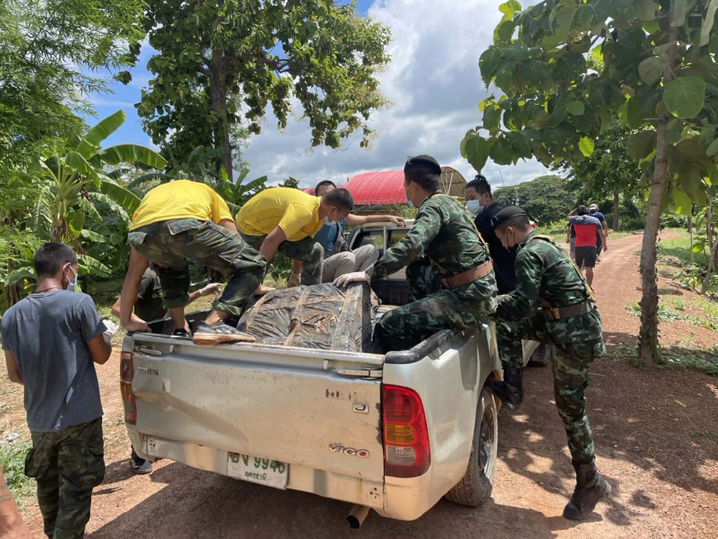 เจ้าหน้าที่สนธิกำลังบุกจับผู้ต้องหาขนกัญชาข้ามชาติ พร้อมยึดของกลาง