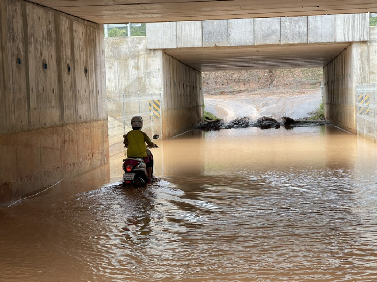 ชาวบ้านต.กลางดงร้อง ฝนตกน้ำท่วมอุโมงค์ทางลอด สัญจรลำบาก