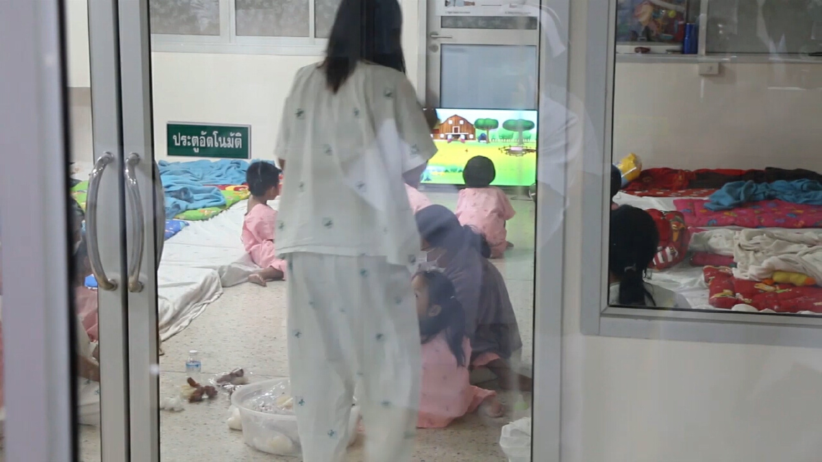 ทีมแพทย์แยกครูคลัสเตอร์ฟันน้ำนม ออกจากเด็กหลังแสดงอาการ