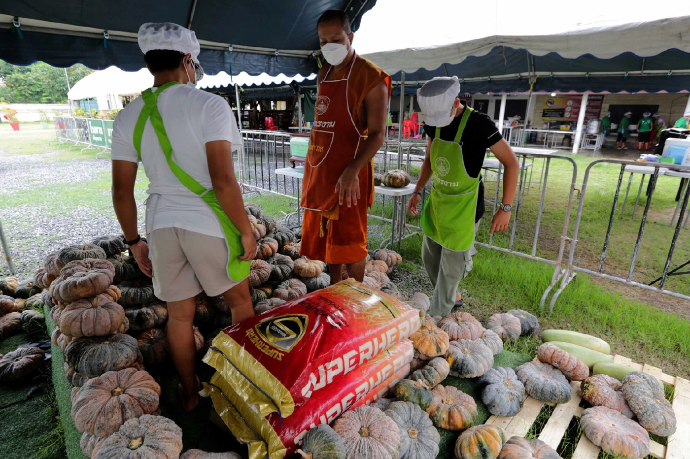 กองหนุนแนวหลัง "พระ-ชาวบ้าน" ส่งเสบียงทัพหน้าสู้โควิด19