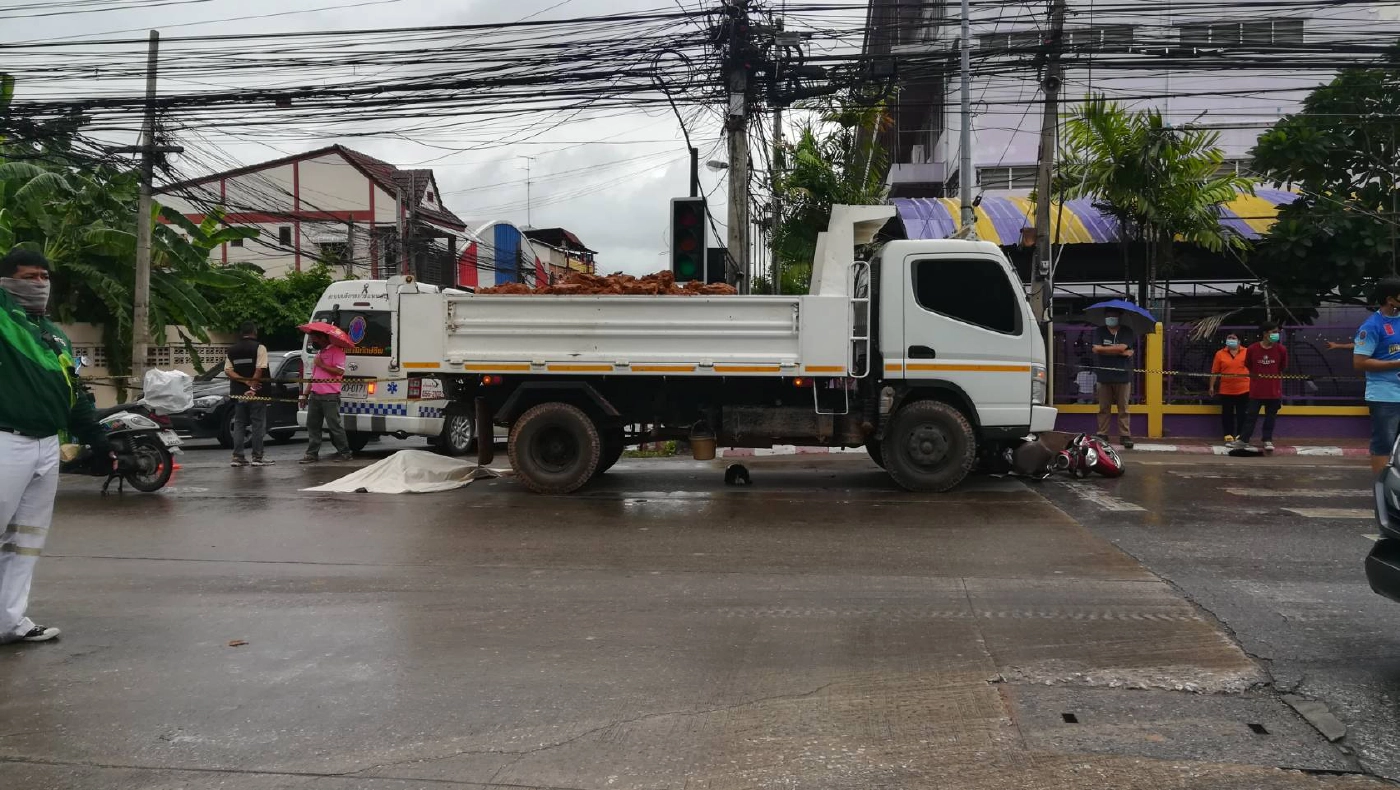 รถบรรทุกดินชน"จยย."ทับร่างนศ.สาวดับ กลางสี่แยกไฟแดง