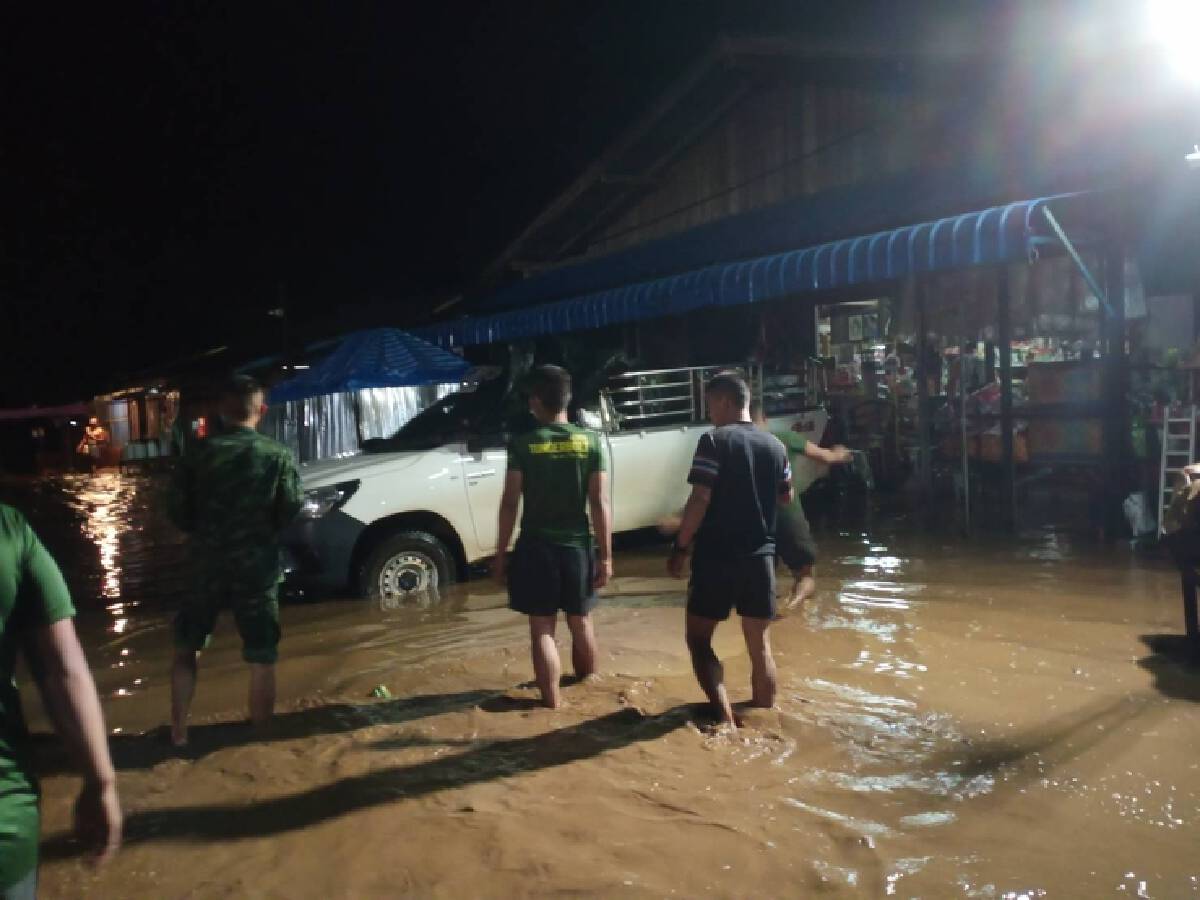 น้ำป่าหลากท่วม"พบพระ"กลางดึก-เร่งขนย้ายข้าวของกันวุ่น