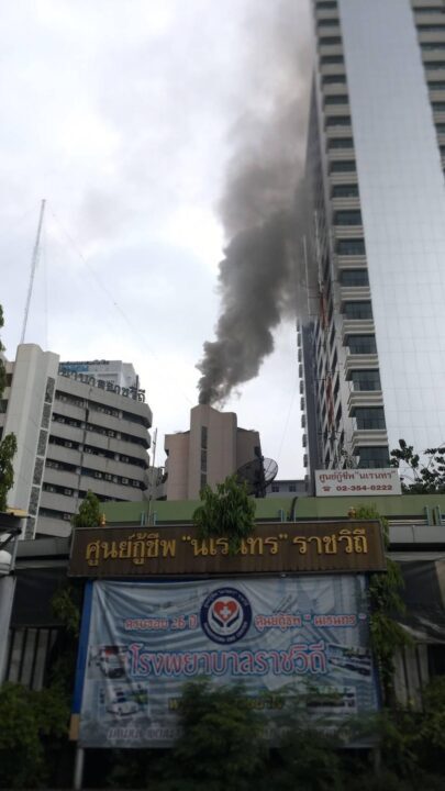 จนท.ช่วยดับเพลิงเหตุไฟไหม้ตึกสิรินธร โรงพยาบาลราชวิถี
