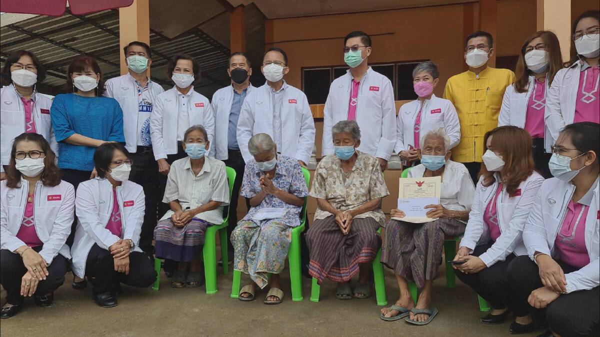 หมดทุกข์หมดโศก! รมว.ยุติธรรมมอบโฉนดให้ 4 คุณยายสุโขทัย